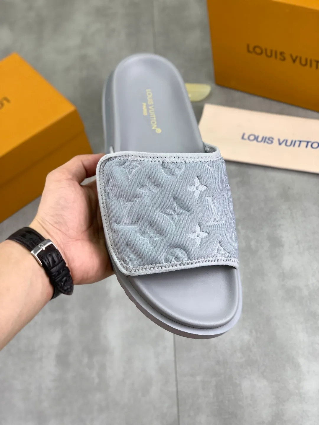 Men's shoes 💰P320 💰[New style]🆘 Original quality [LOUIS VUITTON] The popular Louis Vuitton LV men's slippers on the official website are on sale simultaneously! Original fabric imported from Italy, original factory special supply, code number: 38-44 (45 customized), many colors available